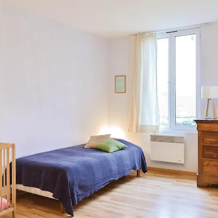 Сasa de vacaciones 2 Bedroom Lovely In *